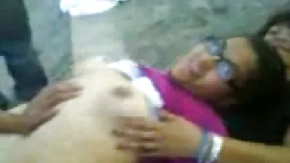 Rambut coklat xxx vidioporno menunjukkan seorang pria dan tubuh telanjang